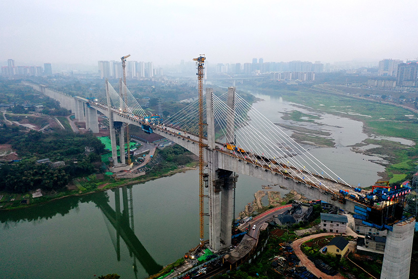 大橋主跨2613米，于今日順利合龍。京昆高鐵西昆公司供圖