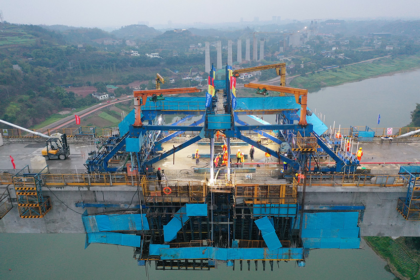 目前大橋建設者正在通過優化方案，科學施工，推動全線建設。京昆高鐵西昆公司供圖