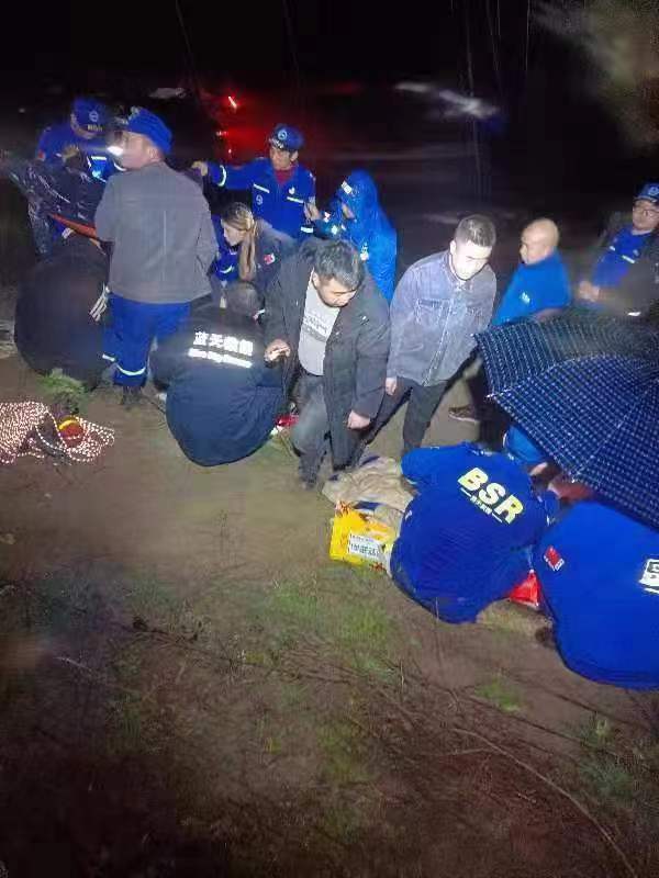 救人現場。萬源融媒供圖