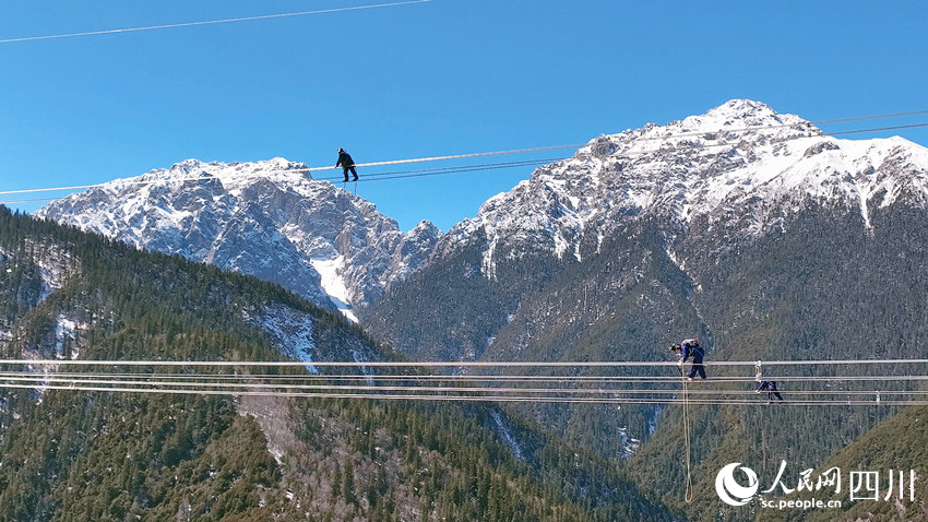 電力工人正在巴塘至瀾滄江500千伏線路走線驗收。周毅攝