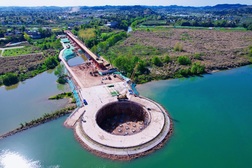 大橋主墩樁基澆筑完成。成達萬高鐵有限公司供圖