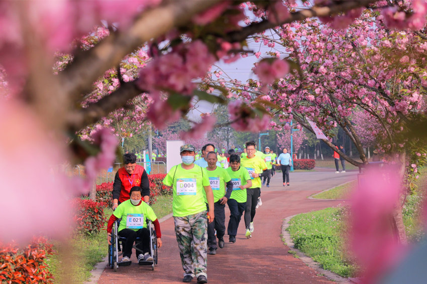 “有愛無礙·逐夢幸?！?023年成都青白江殘疾人微型馬拉松。成都市殘聯供圖
