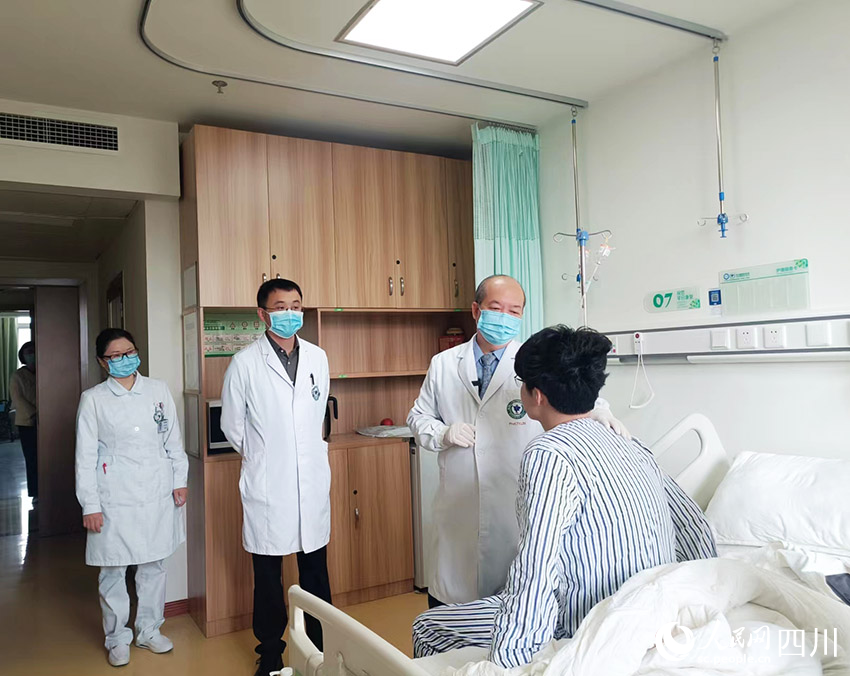 林桐榆（左三）鼓勵患者積極配合治療。吳舒婷攝