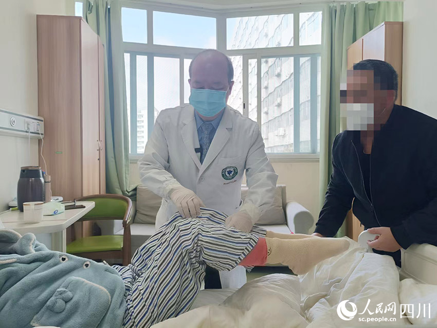 林桐榆查房時檢查患者恢復情況。吳舒婷攝