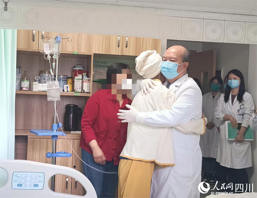 做完十個深蹲后的小玉激動地抱住林桐榆表示感謝。吳舒婷攝