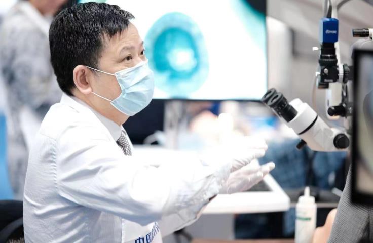 蘭長駿教授帶教。愛爾眼科四川省區供圖