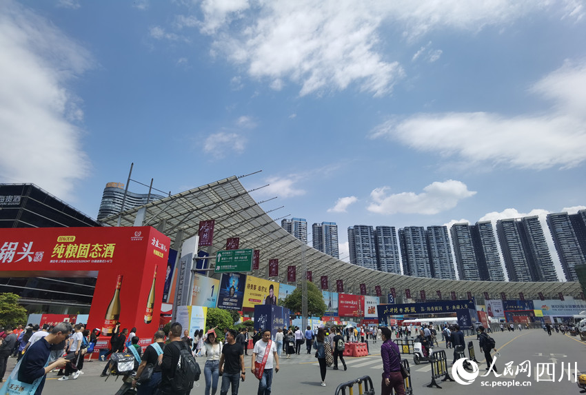 人山人海的世紀城展區糖酒會現場。人民網 王洪江攝