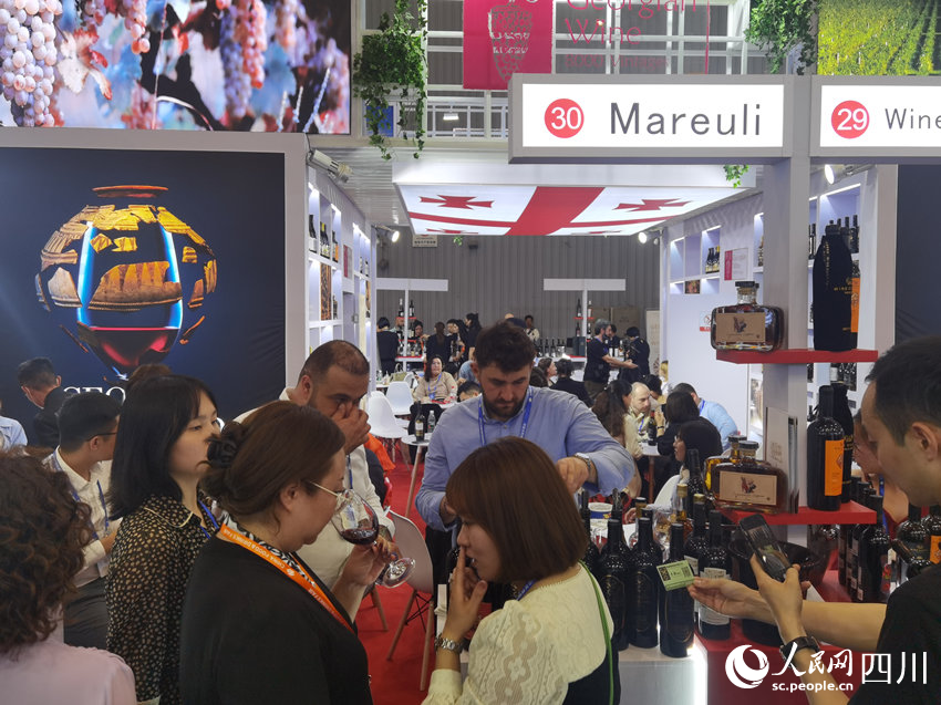 國外參展商正在推銷帶來的展品。人民網 王洪江攝