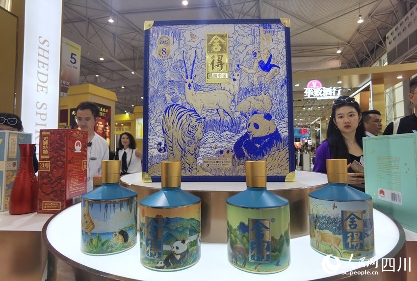 參展的系列白酒展品。人民網 王洪江攝