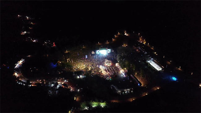 第三屆中鐵黑龍灘春游音樂節航拍全景?；顒臃焦﹫D