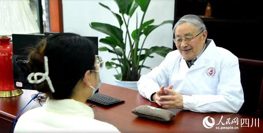 張廷模給患者看病。王凡攝