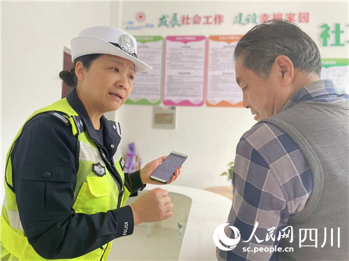 民警正在教當地群眾網上辦理交管業務。人民網記者 李平攝