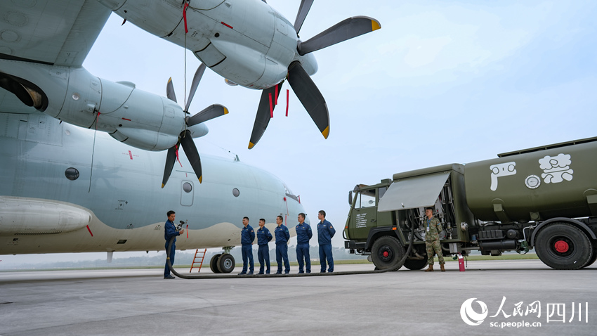 航空兵某部開展“一專多能”訓練帶教。曾家齊攝