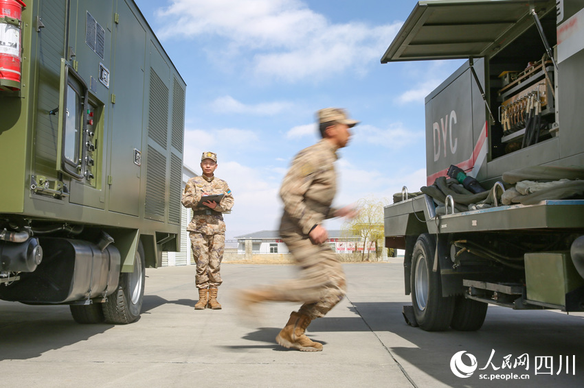 某場站“一專多能”軍士進行能力鑒定。徐林攝