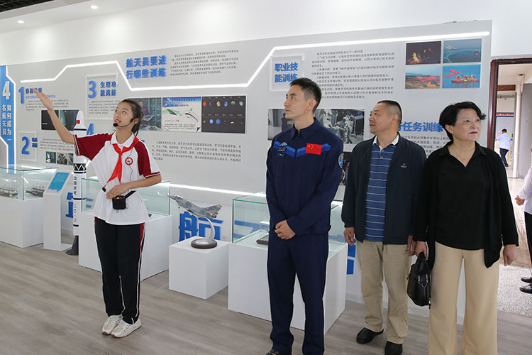 葉光富參觀航天展館。天府新區融媒體中心供圖