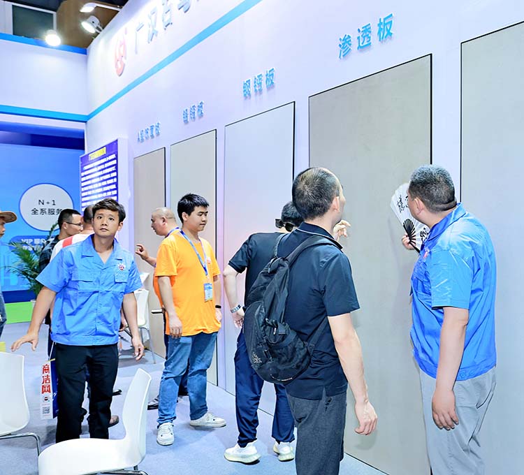 選看新產品。天府新區融媒體中心供圖