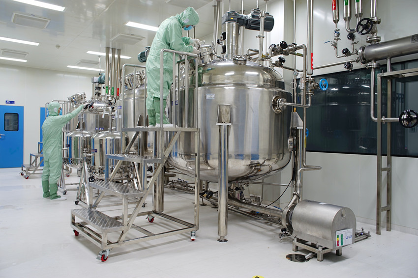 成一制藥科研人員對研制藥品的工藝參數和質量控制可靠性進行確認。受訪者供圖