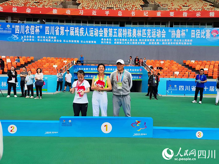 王珊領獎現場。管仙濤攝