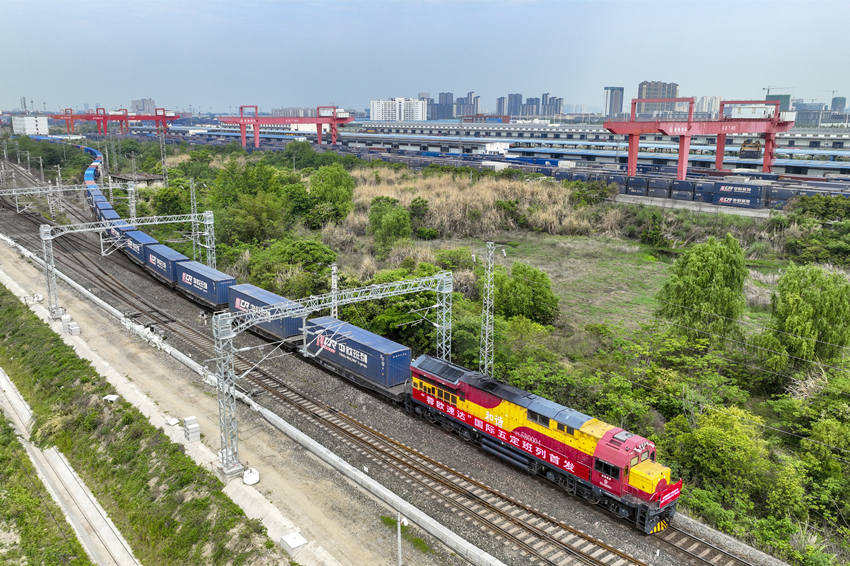 成都國際班列十周年紀念專列暨首列“法國郵政DPD號”發車。成都市青白江區委宣傳部供圖