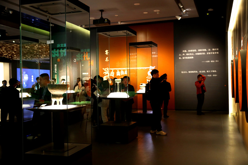 游客正在參觀展出的展品。宣漢縣委宣傳部供圖