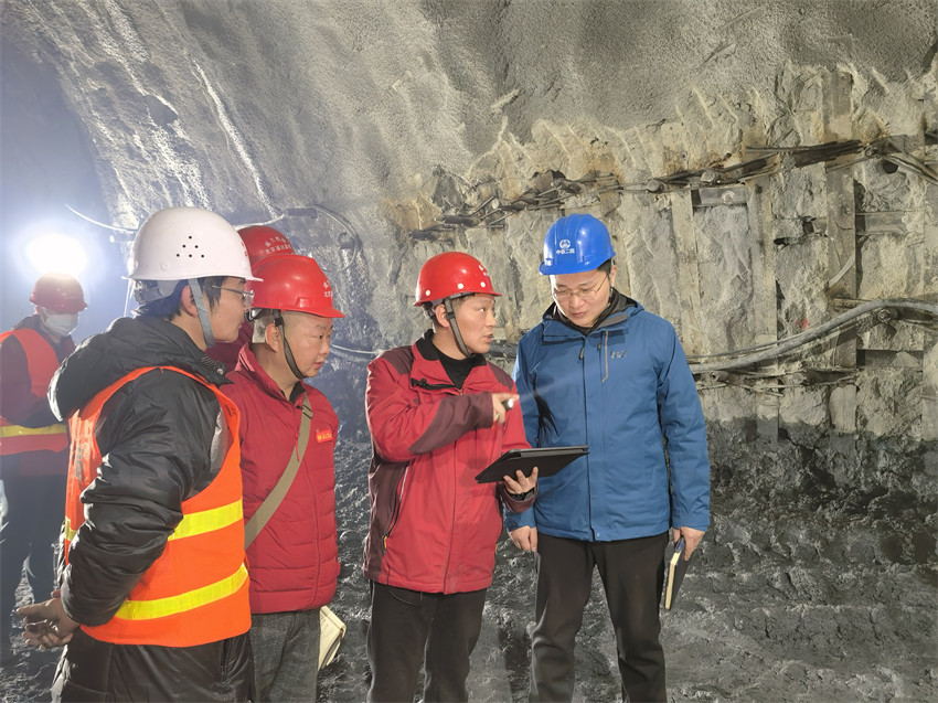 成蘭鐵路施工人員。成蘭公司供圖