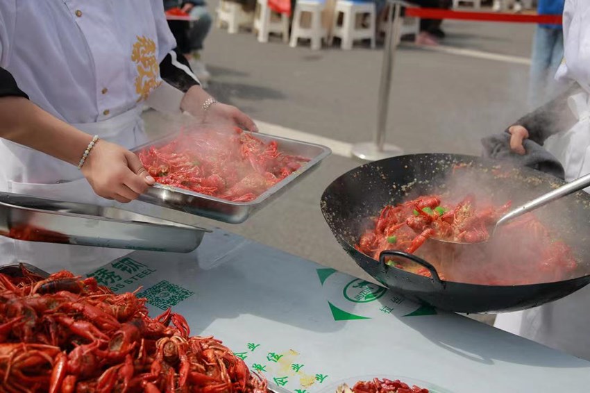 現場現炒小龍蝦。隆昌市委宣傳部供圖