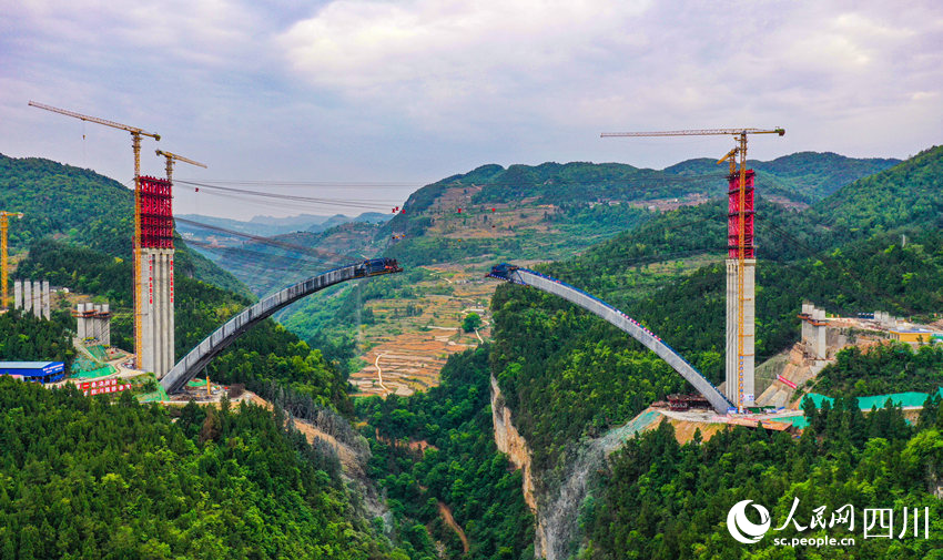 工人不分晝夜搶工期、抓進度。劉學懿攝