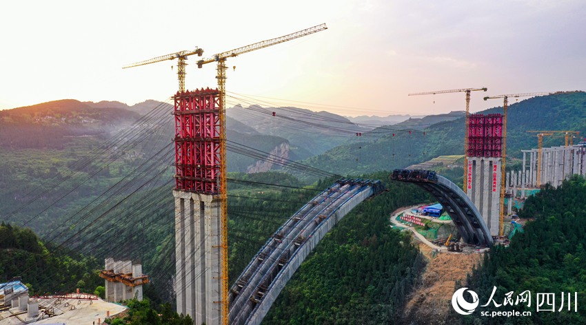 世界最大跨徑懸澆拱橋建設忙。劉學懿攝