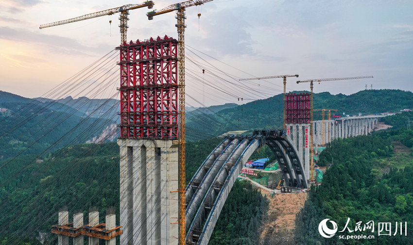 世界最大跨徑懸澆拱橋建設忙。劉學懿攝