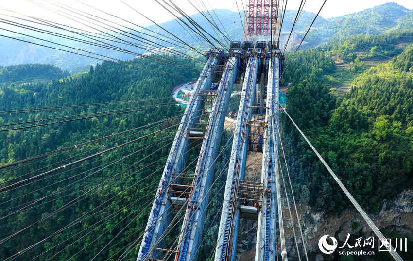 水落河特大橋建設現場一派忙碌。劉學懿攝