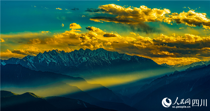 穿越長空寫詩篇。周萬龍攝