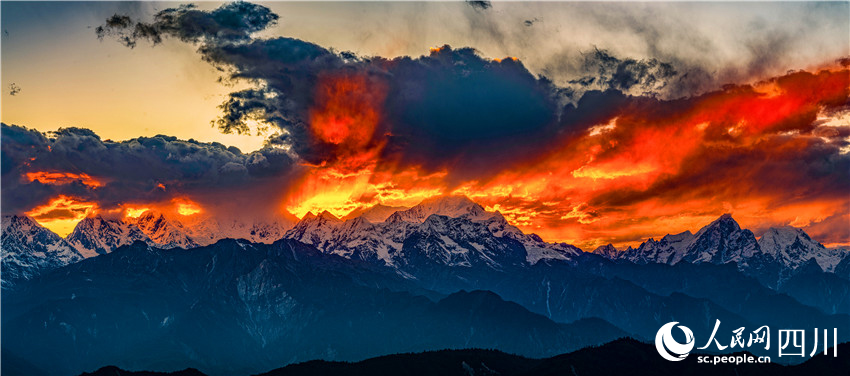 霞光照在雪山巔。周萬龍攝