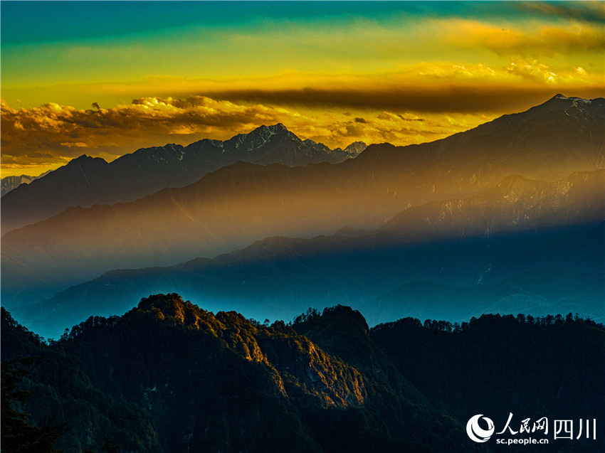 祥云流動景萬千。周萬龍攝