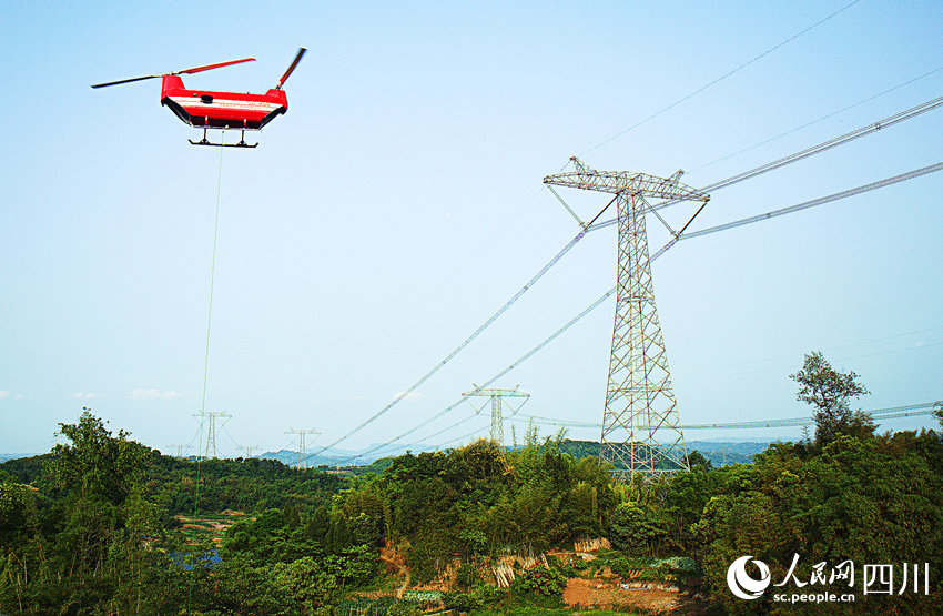 無人直升機在向錦蘇線821號塔塔位起飛。王志奇攝