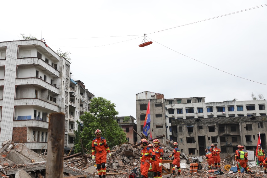 樂山應急消防廢墟搜救。四川省應急管理廳供圖