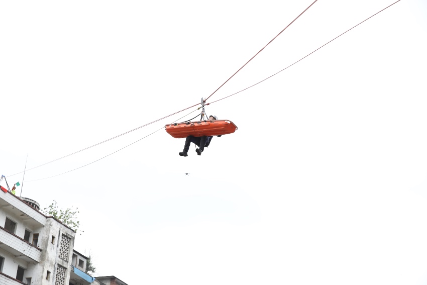 中國藍天救援廢墟上空轉移。四川省應急管理廳供圖