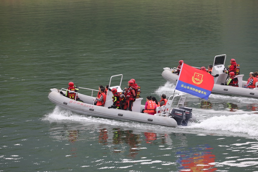 樂山消防救援支隊專業水域救援轉移被困群眾。四川省應急管理廳供圖