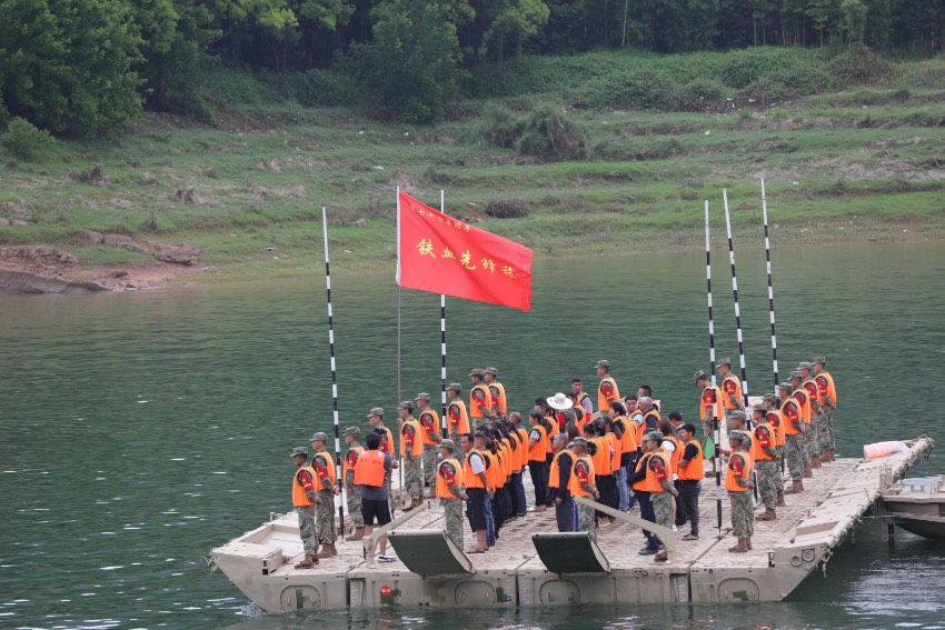 樂山消防救援支隊專業水域救援轉移被困群眾。四川省應急管理廳供圖