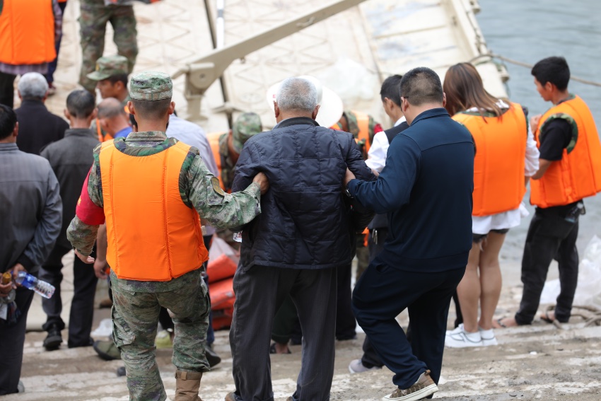 樂山消防救援支隊專業水域救援轉移被困群眾。四川省應急管理廳供圖