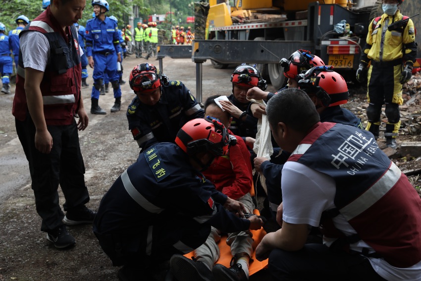 沐川飛豹救援和中國衛生救治群眾。四川省應急管理廳供圖