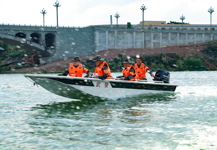 乘風破浪。武警四川總隊資陽支隊供圖