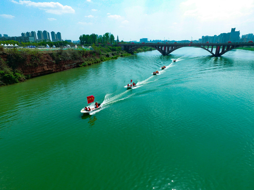 編隊行駛。武警四川總隊資陽支隊供圖