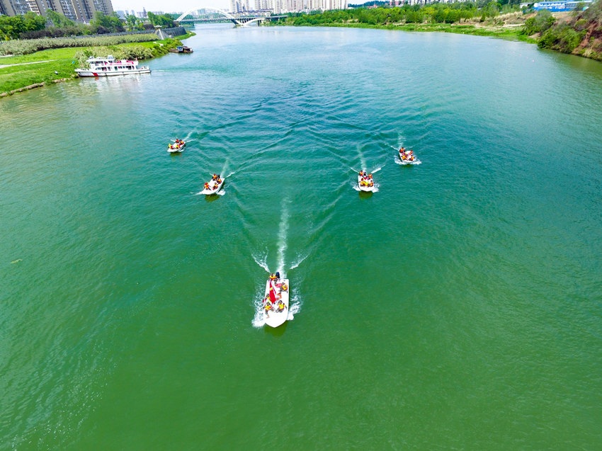 三角隊形行進。武警四川總隊資陽支隊供圖