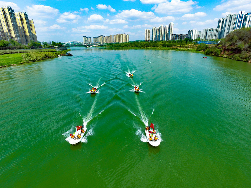 縱隊行進。武警四川總隊資陽支隊供圖