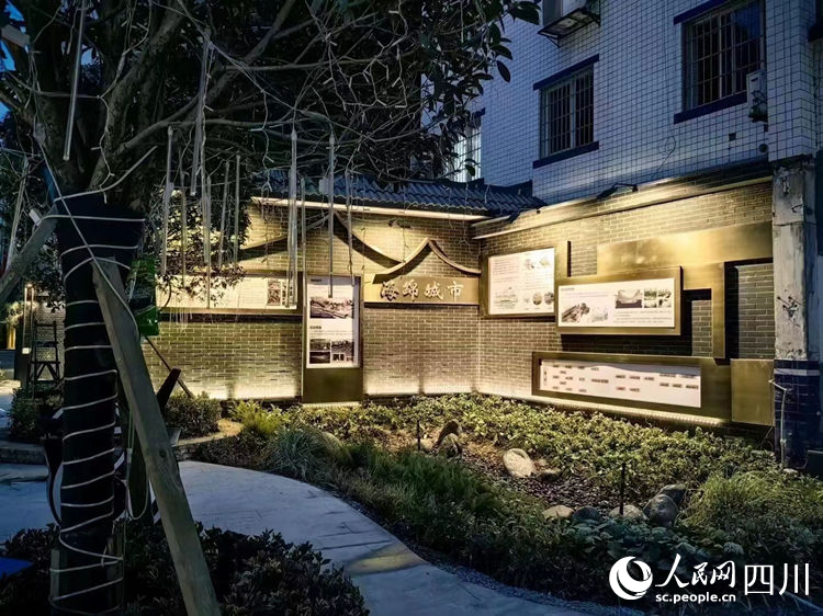 老舊小區提升后的文化墻。李霞攝