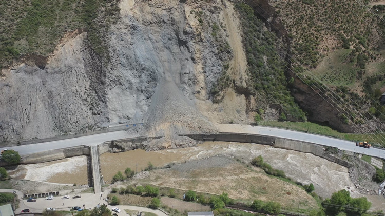 滑下的泥石阻斷了交通道路。松潘縣融媒體中心供圖