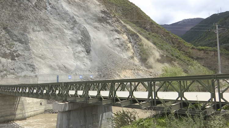 塌方路段。松潘縣融媒體中心供圖