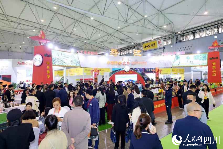 人山人海的茶博會現場。盧雨攝