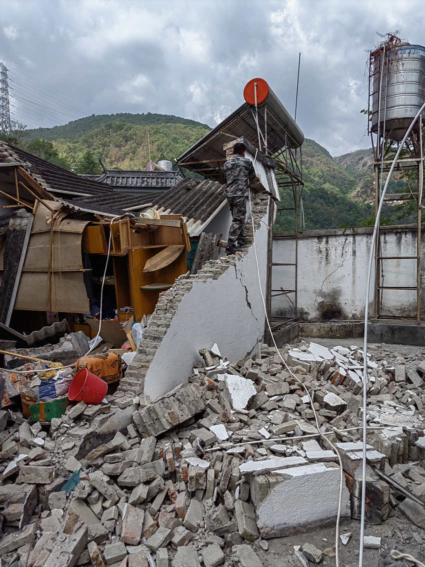 楊愛理在排除安全隱患。陸軍第77集團軍某旅供圖