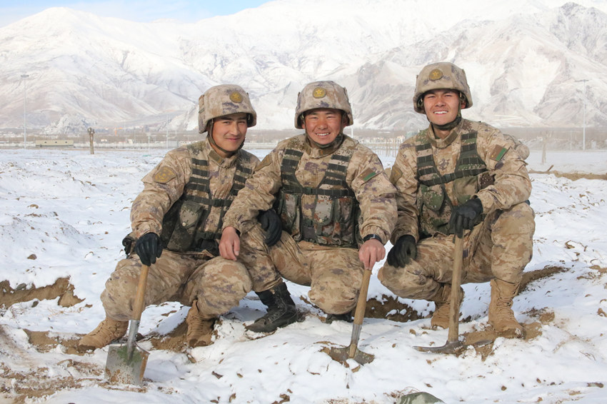 楊愛理（左二）與戰友合影。陸軍第77集團軍某旅供圖